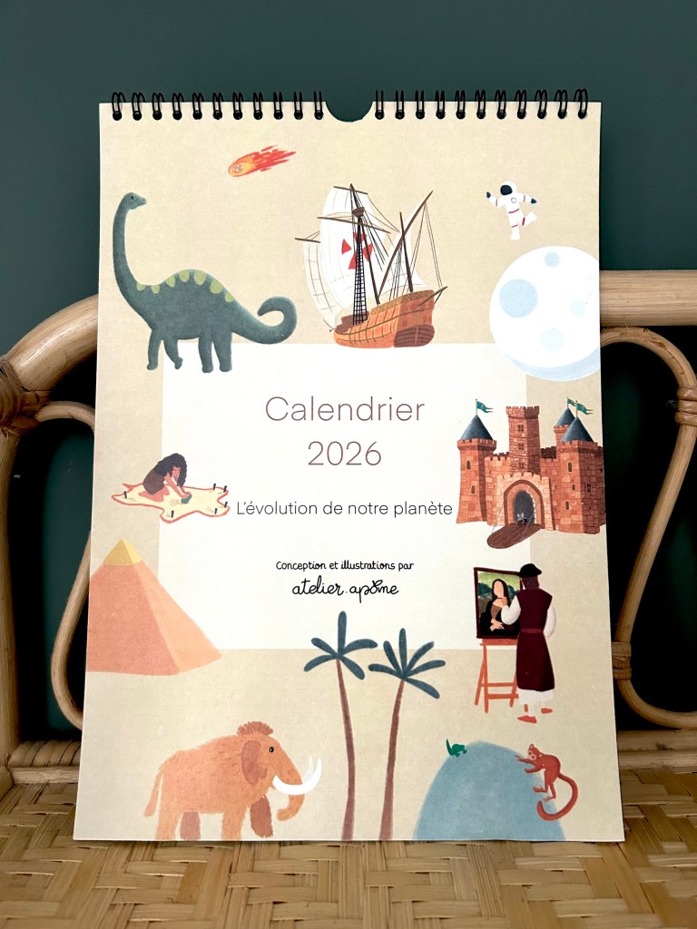 Calendrier 2026 avec des illustrations représentant des scènes historiques et des éléments de la nature, affiché sur un fond uni.